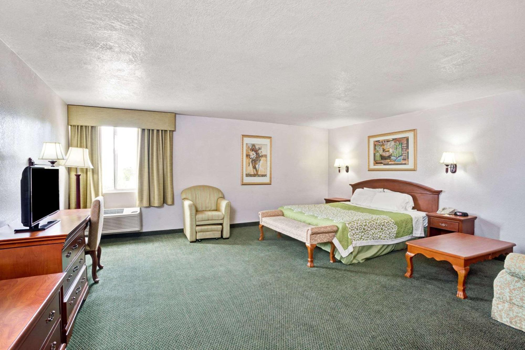 Days Inn & Suites By Wyndham Fullerton Eksteriør billede